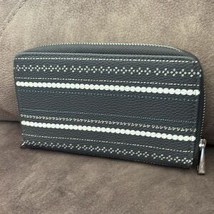 Thirty One’s Retired/discontinued Stackin Jacksons Dainty Dot Pebble Wallet GUC
